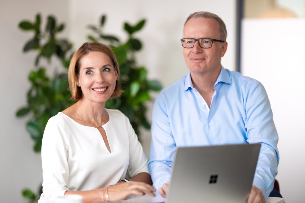 Regina Blumenröhr und Dietrich Blumenröhr am Computer