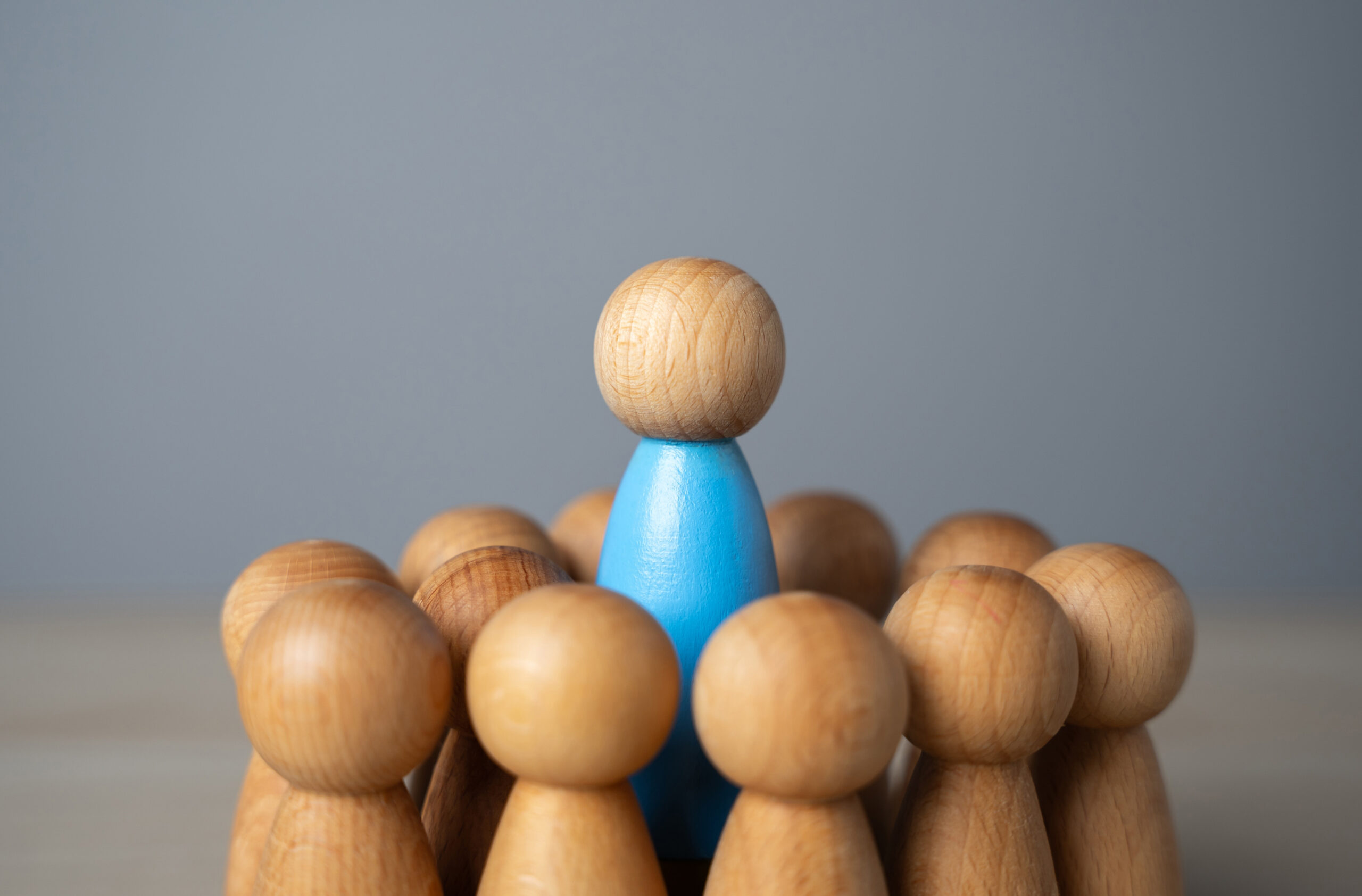 Mediator im Teamgespräch eines Unternehmens